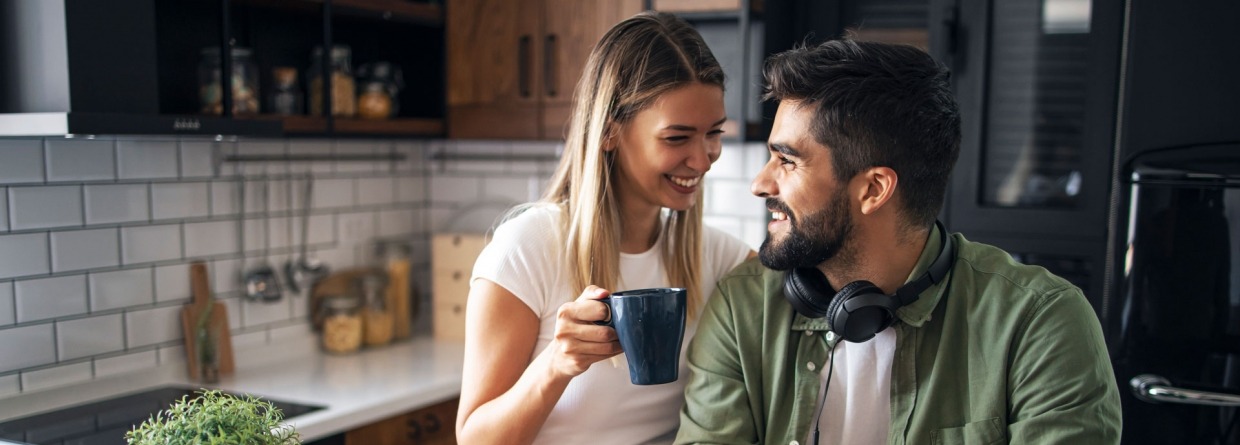 Man en vrouw samen in de keuken