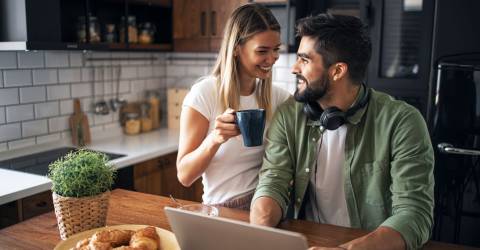 Man en vrouw samen in de keuken