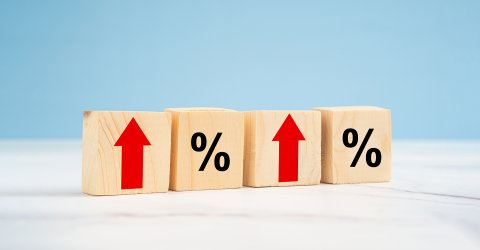 Houten blokjes met een pijl omhoog en rentepercentage